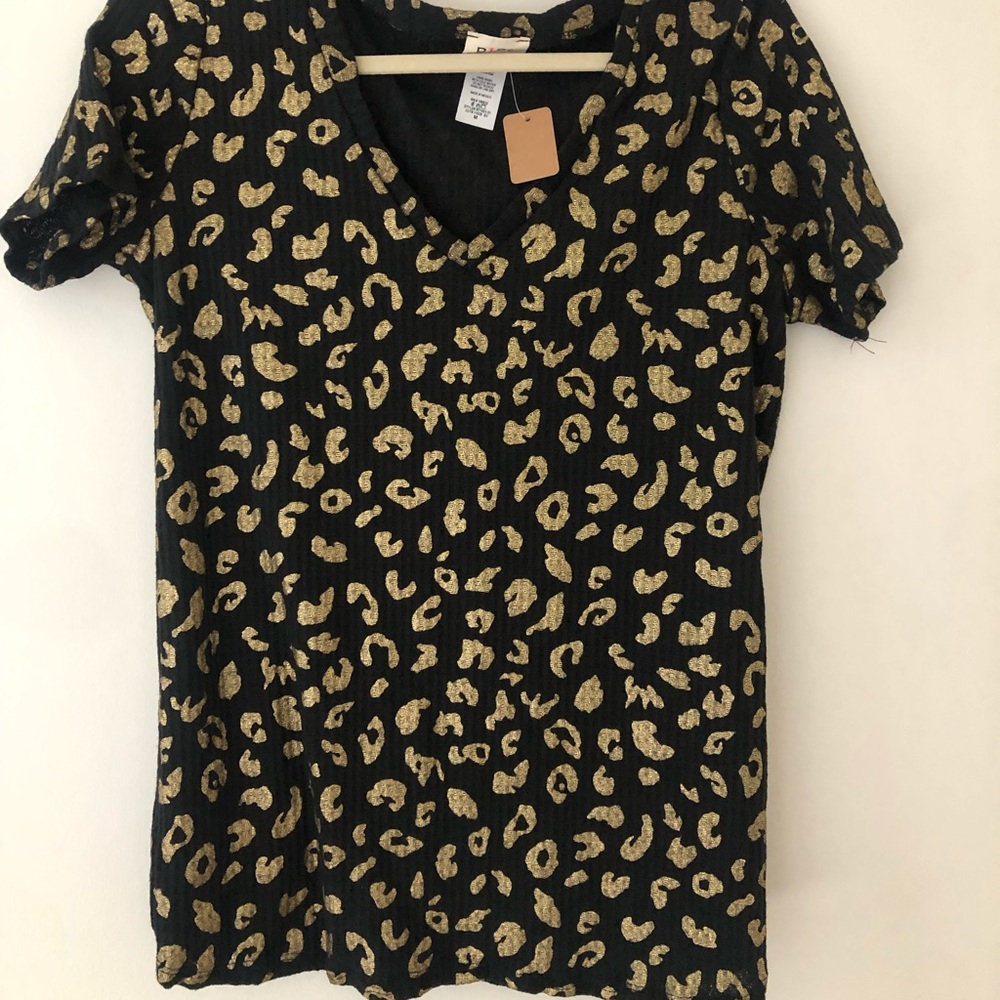 Shiny gold leopard vneck black tee